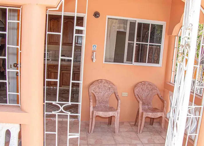 Bev's Rosevilla Pensión Montego Bay