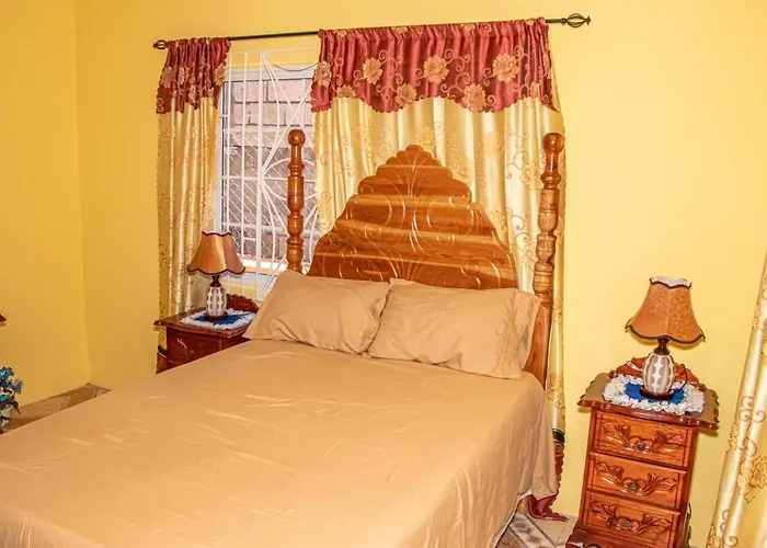 Bev's Rosevilla Pensión Montego Bay